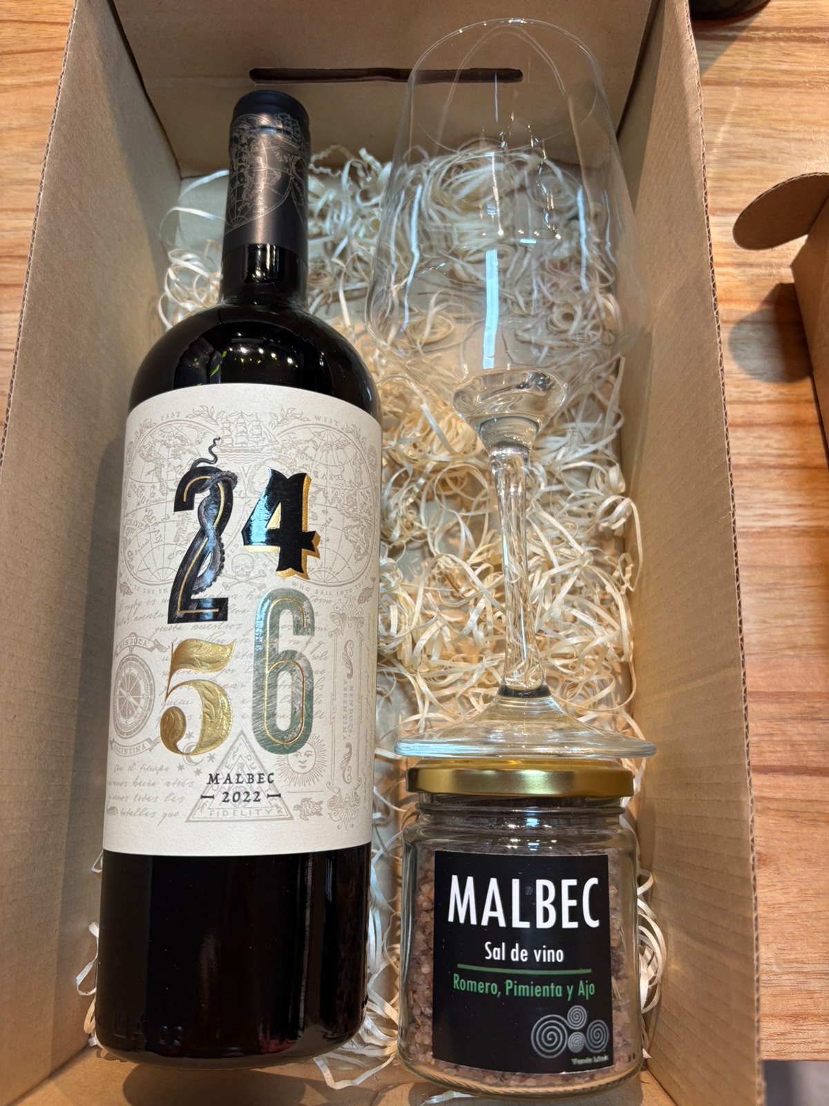 Kit de regalo: 2456 Malbec, copa y sal de vino